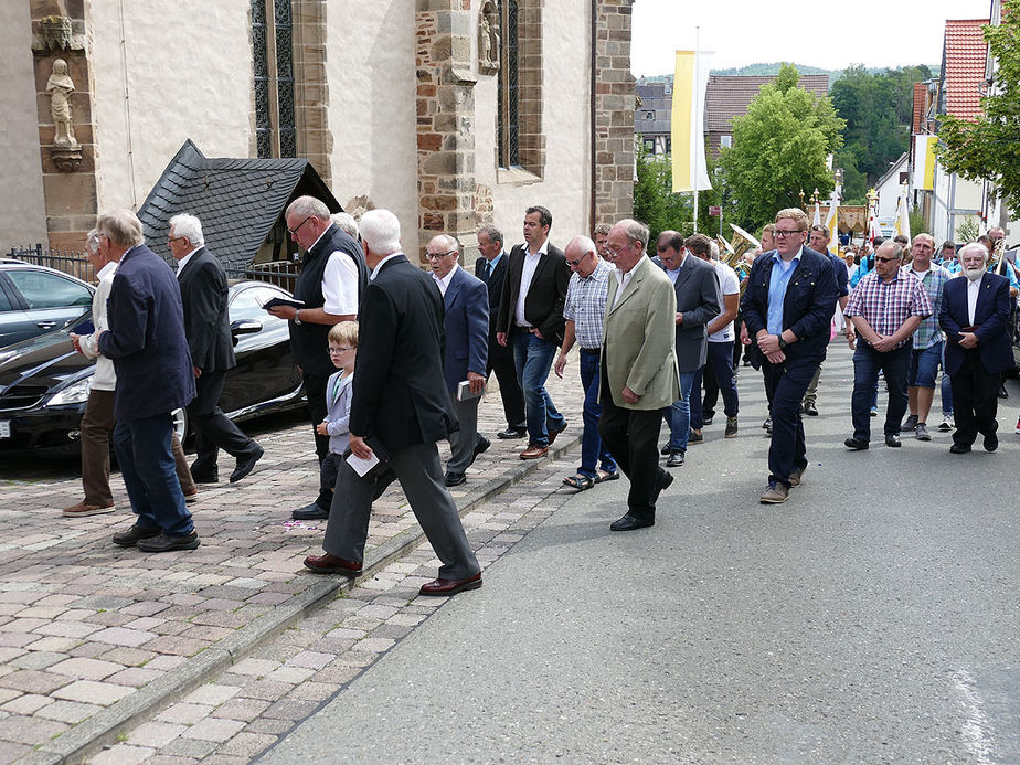 Fronleichnamsprozession durch die Straßen von Naumburg (Foto: Karl-Franz Thiede)